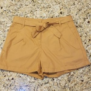 Khaki shorts with bow
